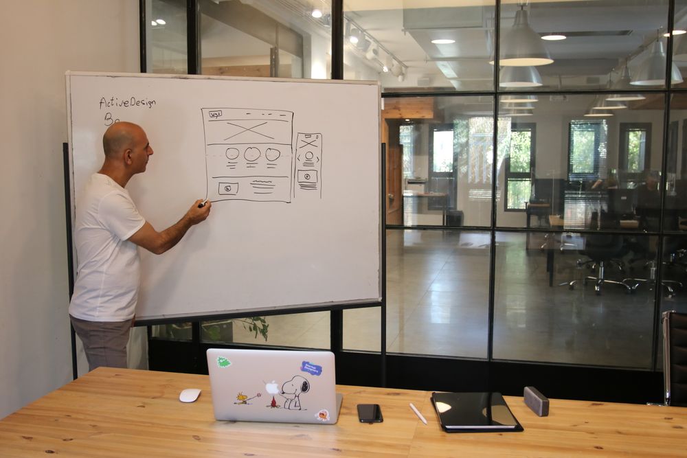 Préparation de la maquette d'un site sur tableau blanc