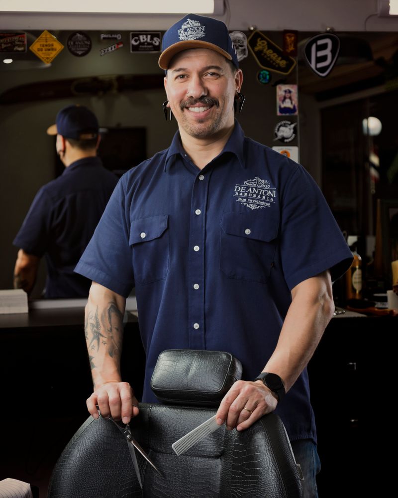 Barbier souriant dans son salon