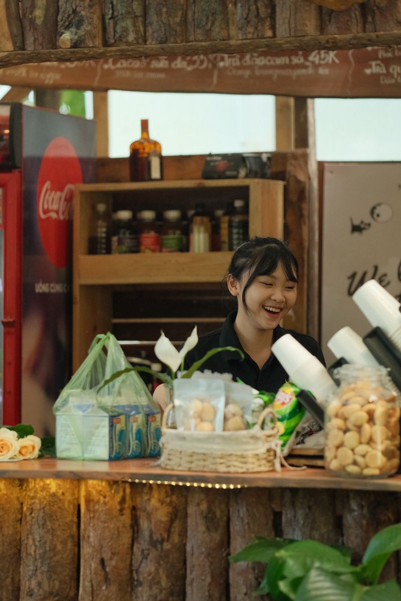 Commerçante souriante derrière son comptoir