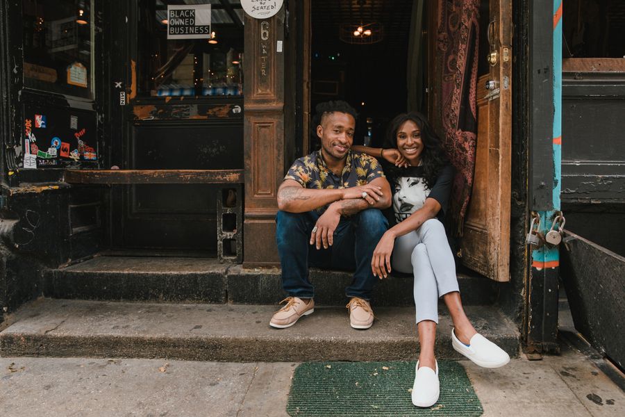 Commerçants devant leur boutique