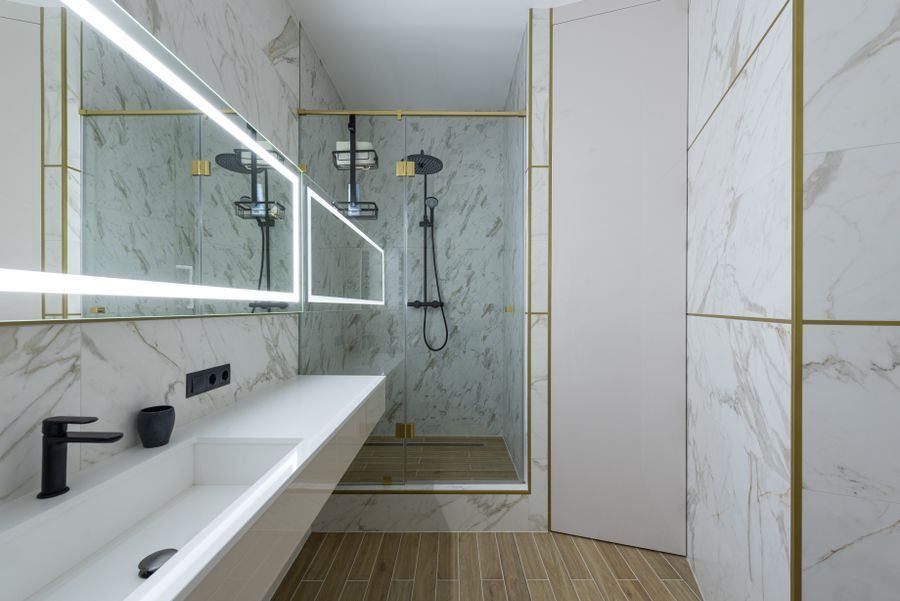 Salle de bain rénovée avec douche à l'italienne
